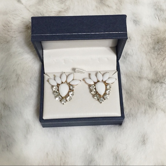 NEW: Stylish Chic Handcrafted, White Acrylic Floral Gemstones Gold Post Earring - Picture 2 of 10